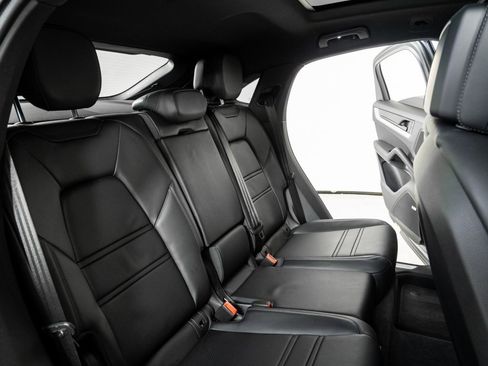 Certified 2025 Porsche Cayenne Coupe image 23