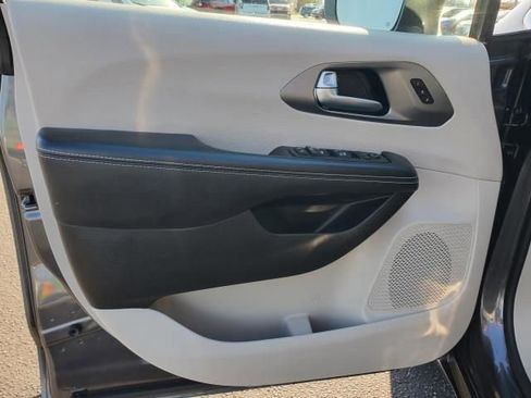 Used 2022 Chrysler Pacifica Touring-L image 15