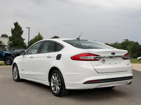 Used 2017 Ford Fusion SE w/ Equipment Group 602A FWD image 9