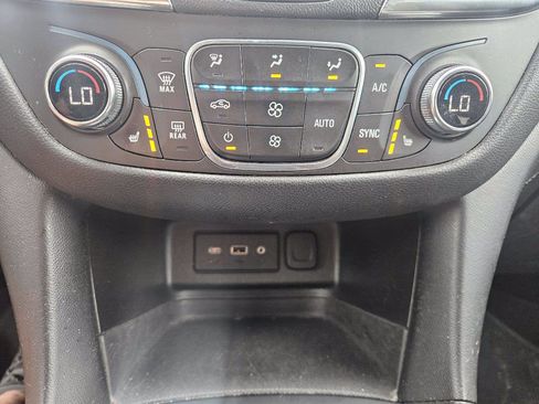 Used 2019 Chevrolet Equinox LT FWD image 19