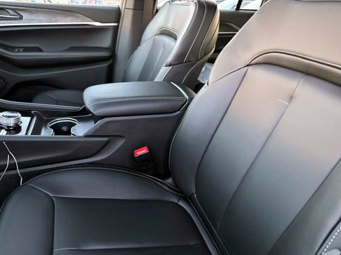 New 2025 Jeep Grand Cherokee Limited image 9