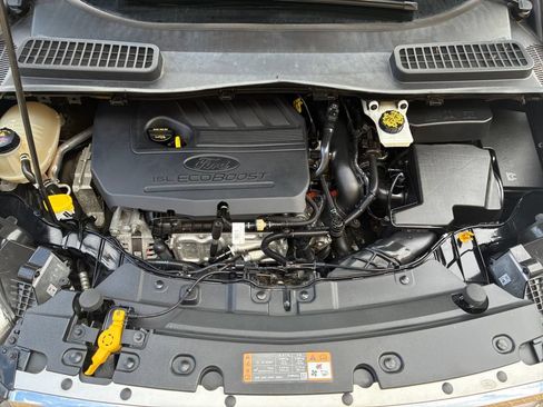 Used 2017 Ford Escape SE w/ Equipment Group 201A FWD image 9