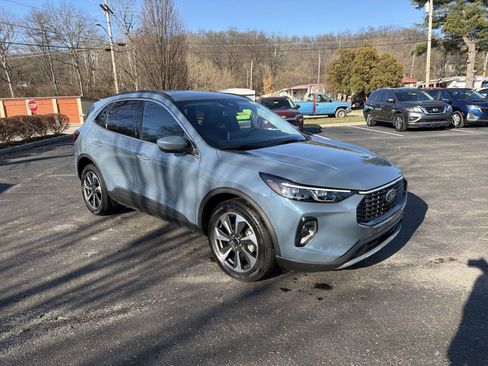 Used 2023 Ford Escape Platinum image 2