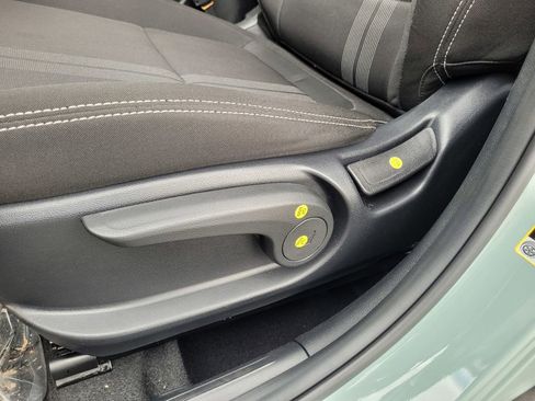 Used 2025 Hyundai Venue SEL FWD image 12