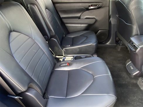 Certified 2024 Toyota Highlander XLE image 16