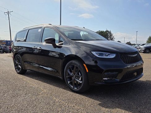 New 2026 Chrysler Pacifica Limited w/ Uconnect Theater Family Group FWD image 2