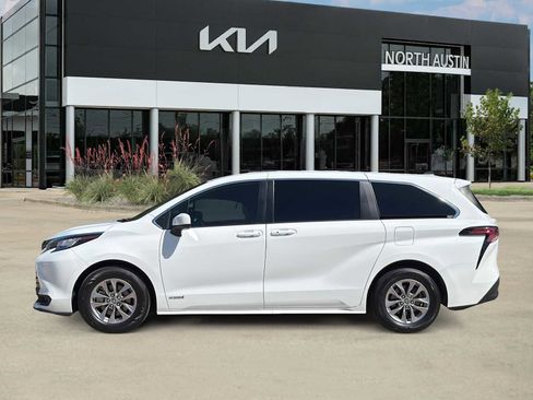 Used 2021 Toyota Sienna LE FWD image 4