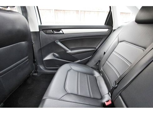 Used 2022 Volkswagen Passat 2.0T SE image 13