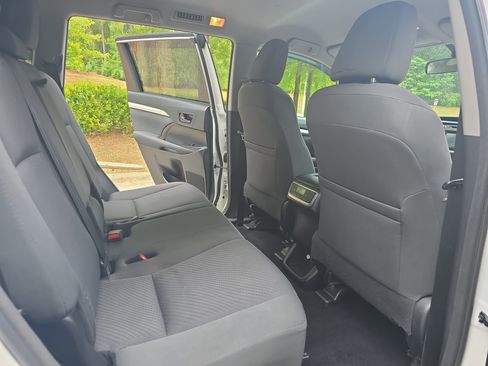 Used 2016 Toyota Highlander LE FWD image 11