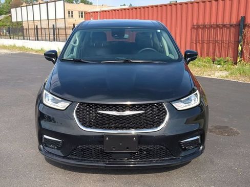Used 2024 Chrysler Pacifica Limited FWD image 9