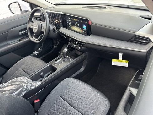 Used 2025 Nissan Kicks SV image 9