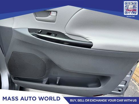 Used 2011 Toyota Sienna LE w/ Towing Pkg FWD image 10