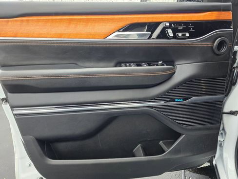 Used 2022 Jeep Grand Wagoneer Series III AWD/4WD image 36