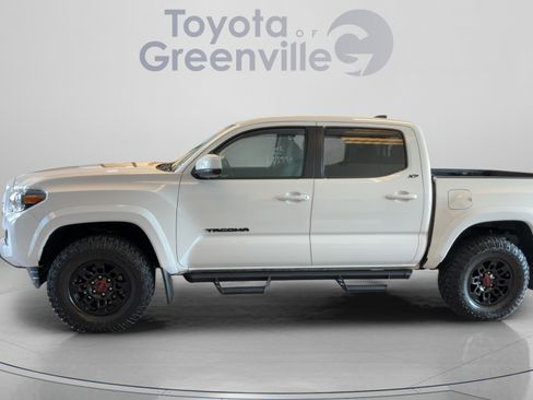 Used 2022 Toyota Tacoma SR5 RWD image 2