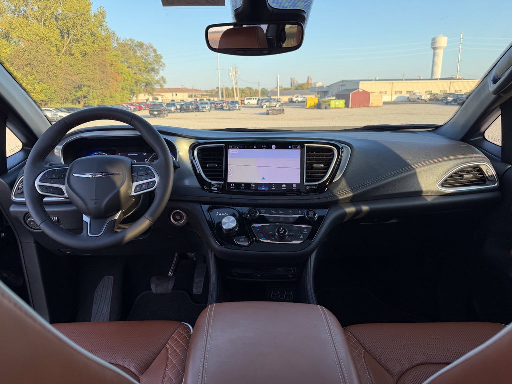 Used 2025 Chrysler Pacifica Pinnacle FWD image 17