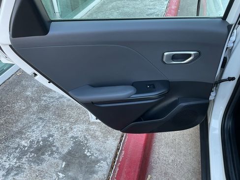 Used 2025 Kia K4 LXS image 16