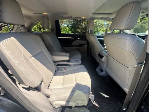 Used 2017 Toyota Highlander XLE AWD/4WD image 14