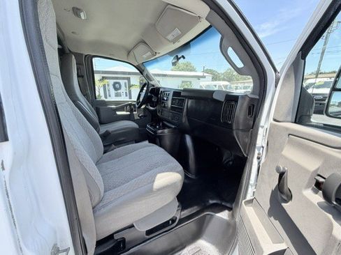 Used 2017 Chevrolet Express 3500 RWD image 18