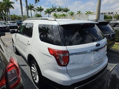 Used 2017 Ford Explorer XLT FWD image 3