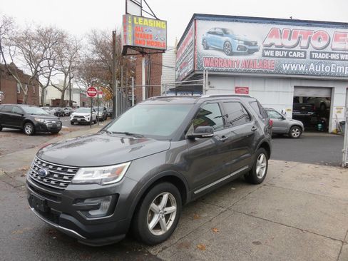 Used 2016 Ford Explorer XLT w/ Equipment Group 202A image 2