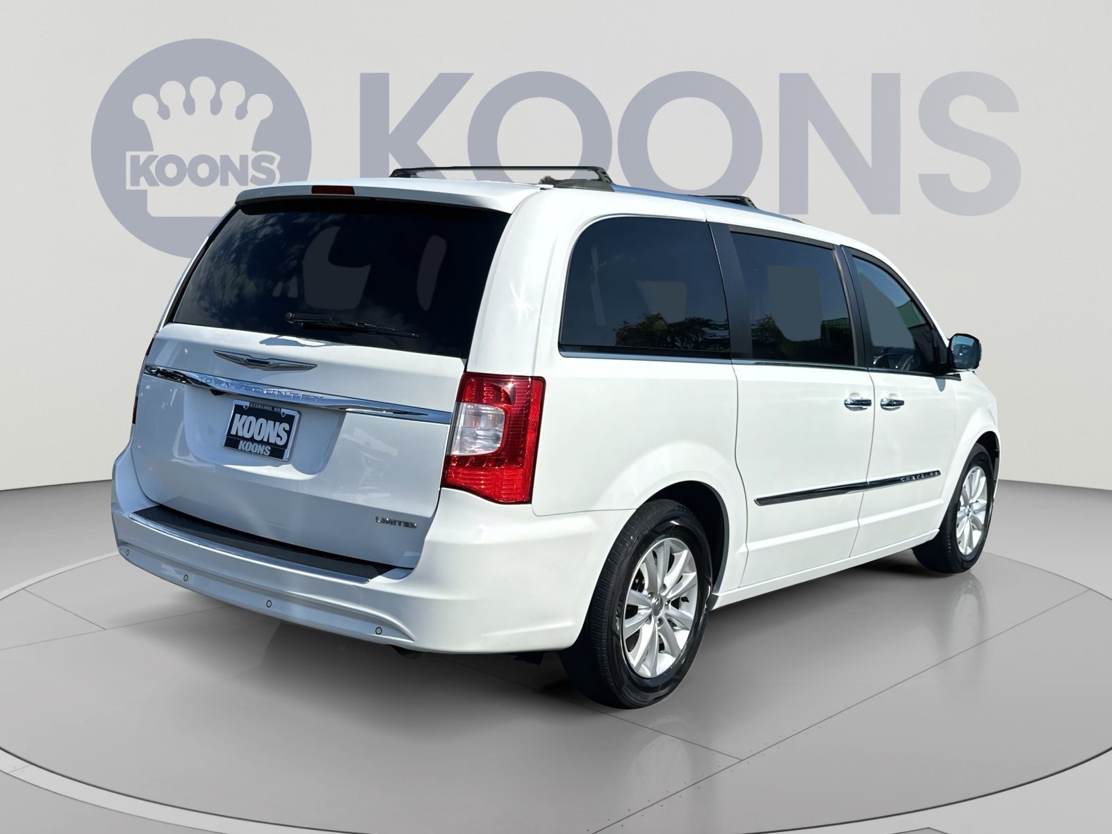 Used 2016 Chrysler Town & Country Limited Platinum FWD image 11