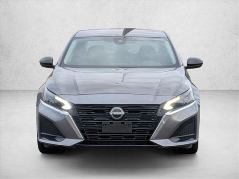 Used 2024 Nissan Altima 2.5 SV image 2