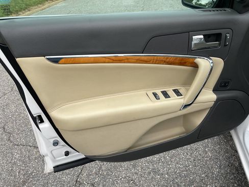 Used 2010 Lincoln MKZ image 16