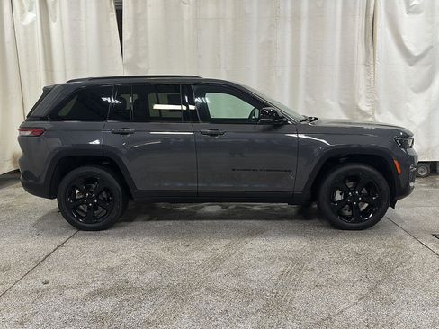 Used 2025 Jeep Grand Cherokee Limited w/ Black Appearance Package AWD/4WD image 6