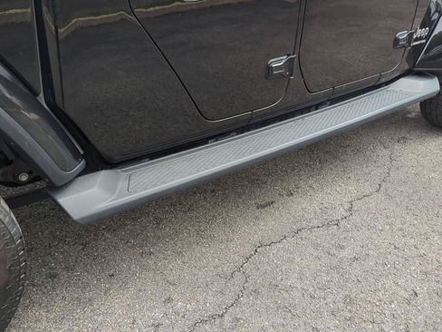 Used 2020 Jeep Gladiator Overland AWD/4WD image 8