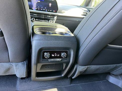 New 2025 Chevrolet Traverse LT image 30