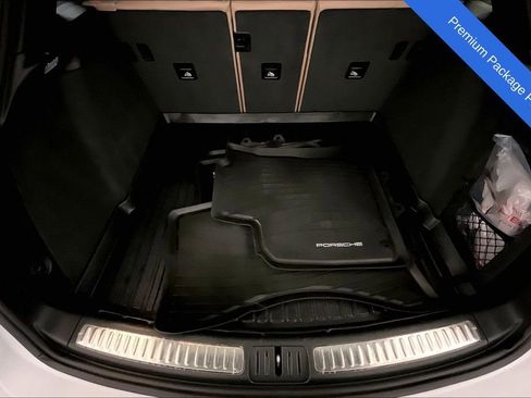 Used 2025 Porsche Macan AWD/4WD image 29
