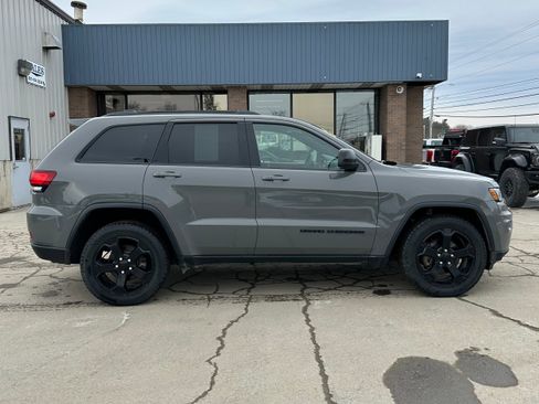 Used 2019 Jeep Grand Cherokee Laredo AWD/4WD image 2