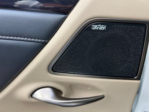 Used 2019 Lexus ES 300h Ultra Luxury w/ Accessory Package 2 FWD image 59