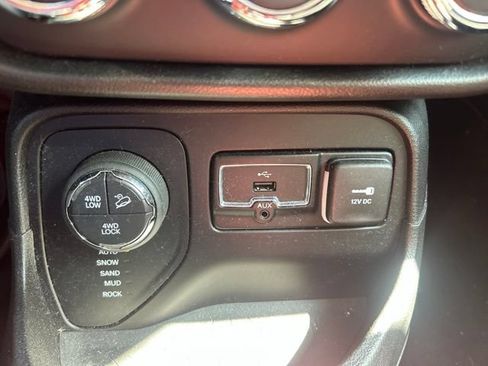 Used 2015 Jeep Renegade Trailhawk AWD/4WD image 17