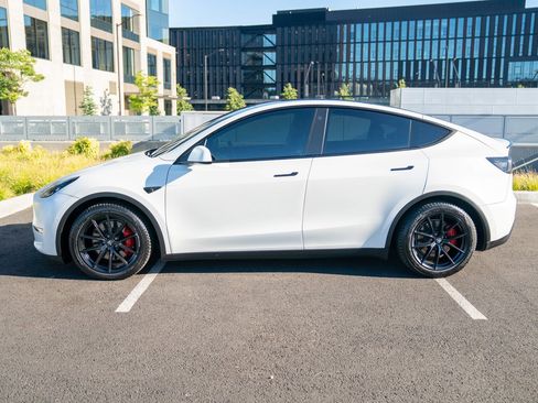 Used 2022 Tesla Model Y Performance AWD/4WD image 2
