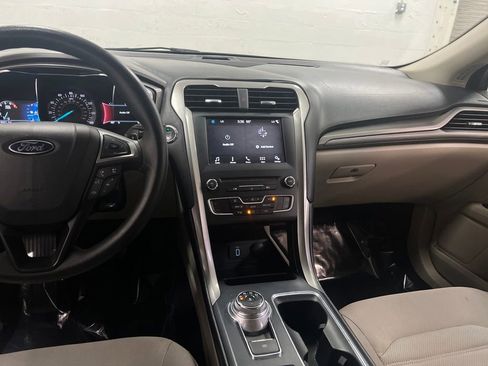 Used 2017 Ford Fusion SE w/ Fusion SE Technology Package image 20