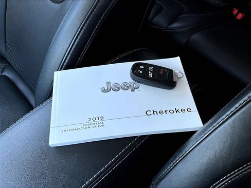 Used 2019 Jeep Cherokee Limited AWD/4WD image 39