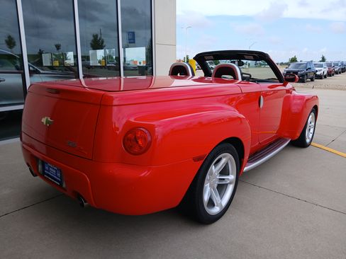 Used 2004 Chevrolet SSR w/ Preferred Equipment Group RWD image 6
