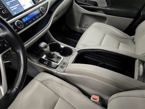 Used 2019 Toyota Highlander XLE image 23