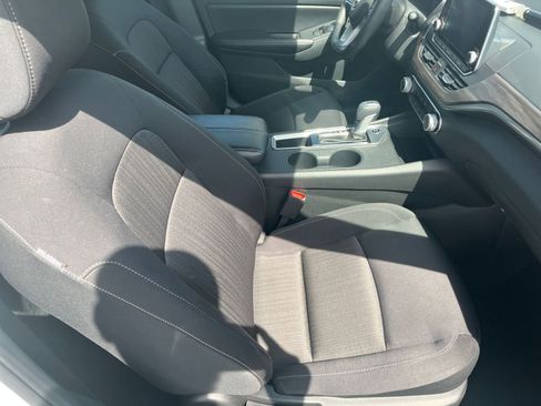 Used 2025 Nissan Altima 2.5 SV FWD image 37