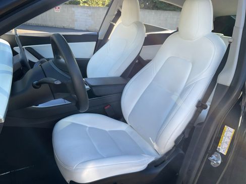 Used 2020 Tesla Model Y Long Range image 17