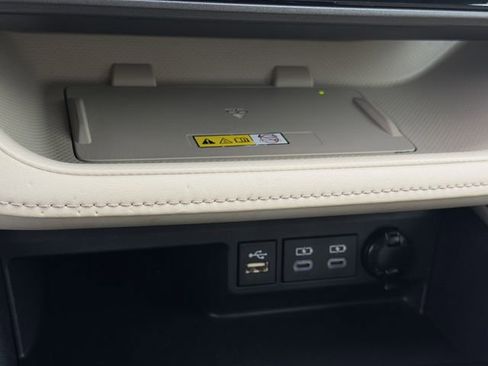 Used 2023 Toyota Highlander XLE AWD/4WD image 42
