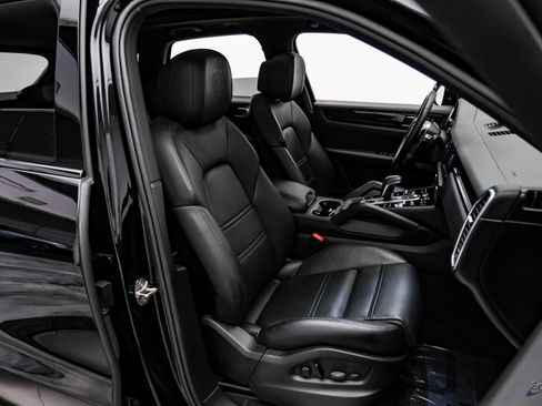 Used 2022 Porsche Cayenne w/ Premium Package image 39