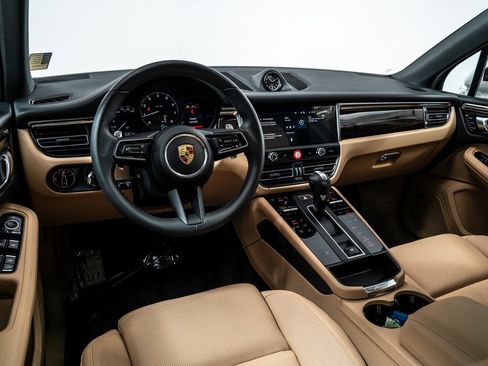 Used 2025 Porsche Macan image 4