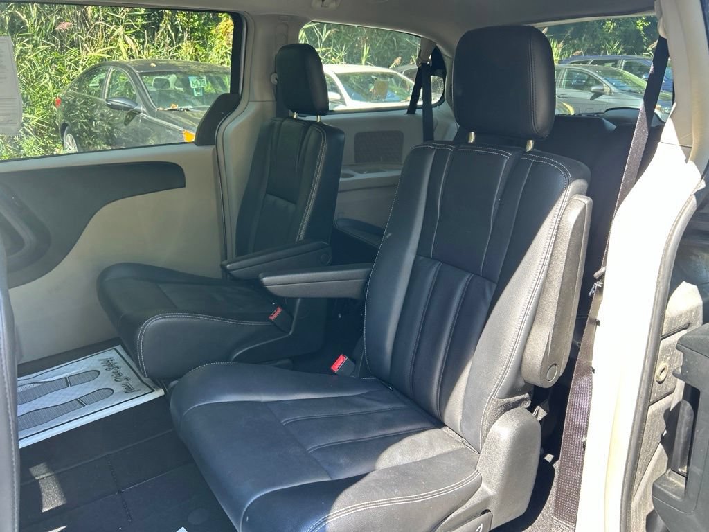 Used 2013 Chrysler Town & Country Touring FWD image 21