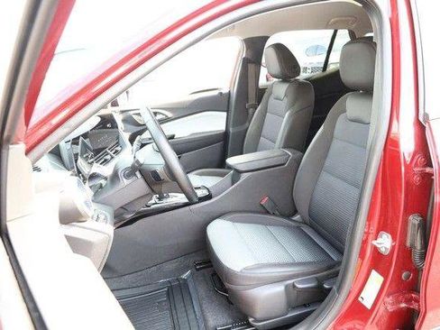 Used 2025 Chevrolet Trax LT w/ LT Convenience Package FWD image 8