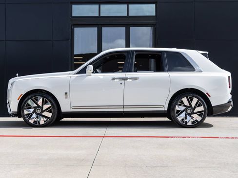 New 2026 Rolls-Royce Cullinan AWD/4WD image 3