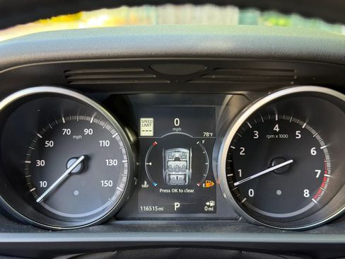 Used 2017 Land Rover Discovery HSE image 16