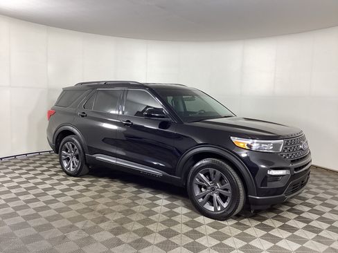 Used 2024 Ford Explorer XLT w/ Equipment Group 202A AWD/4WD image 1