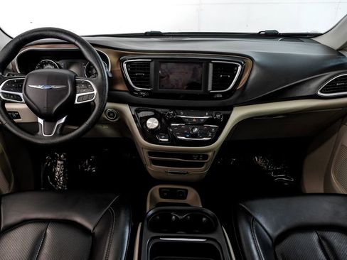 Used 2020 Chrysler Voyager Lxi image 10